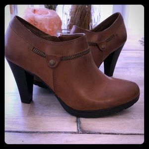 White mountain cognac heeled booties-